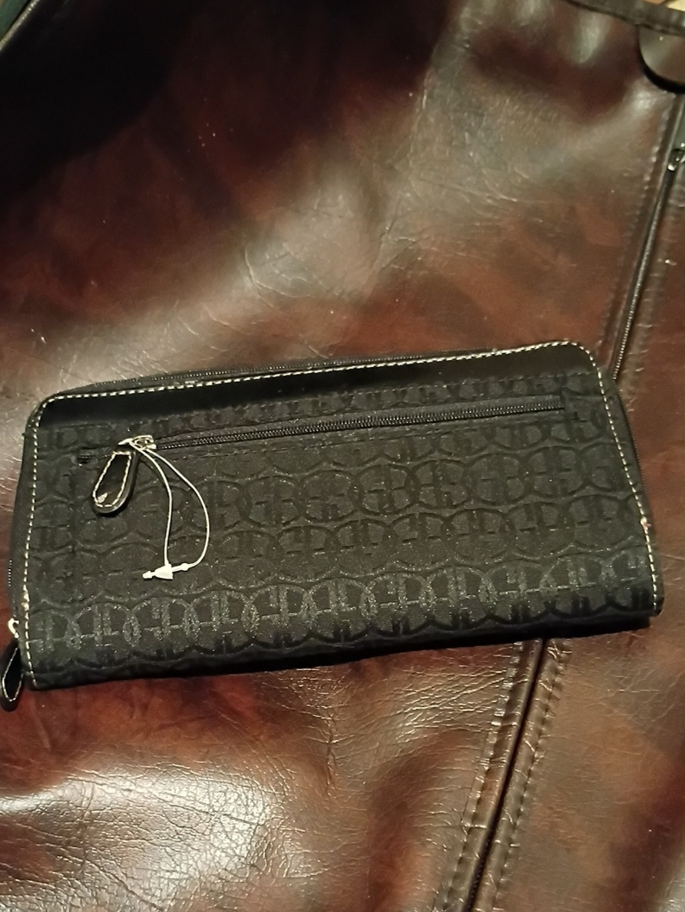 Classic Black Zip-Around Men's Wallet with Exterior Zip Pocket